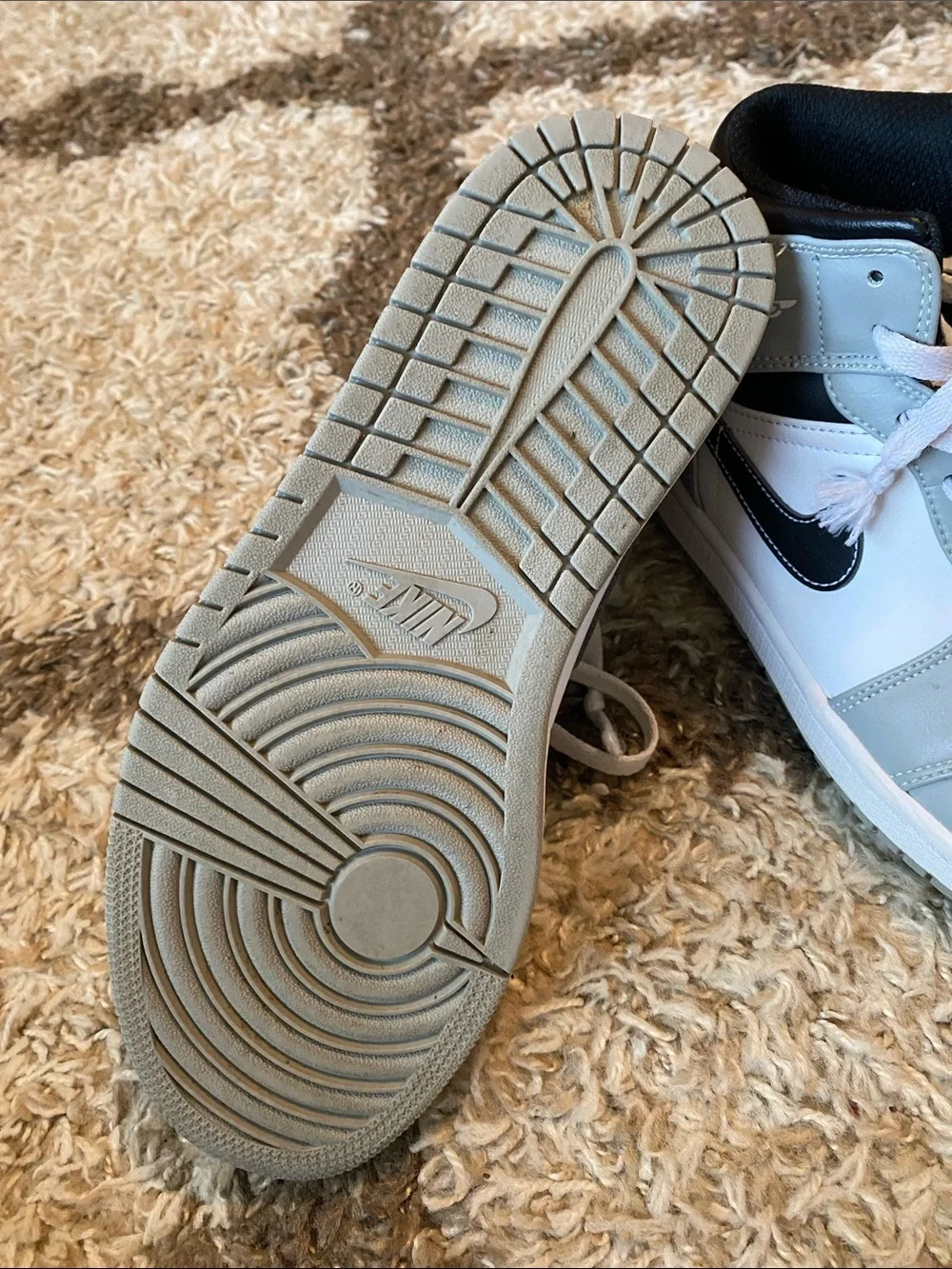 Jordan 1 Mid Light Smoke